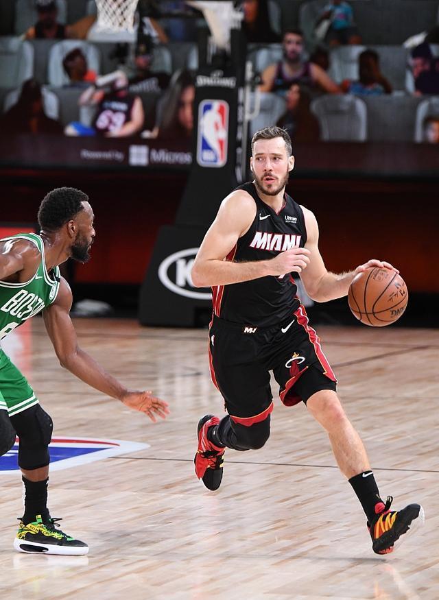 热火队队员吉姆巴特成为全队得分王，带领球队取得胜利的简单介绍